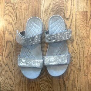 EASY SPIRIT LADIES SANDALS SZ 10M GRAY/SILVER 2 STRAPS EUC COMFORT +